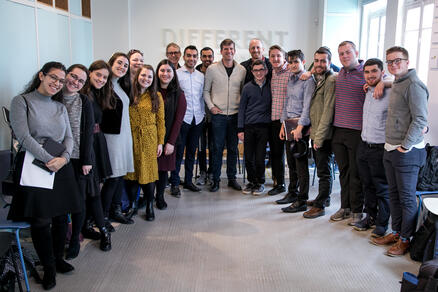 YUの学生たちとマイケル・アイゼンバーグ